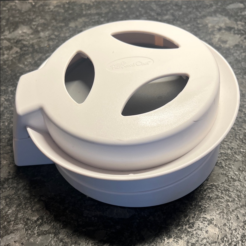 Pampered Chef Close N Cut. Keep fingers safe!  New without box. GIFT IDEA